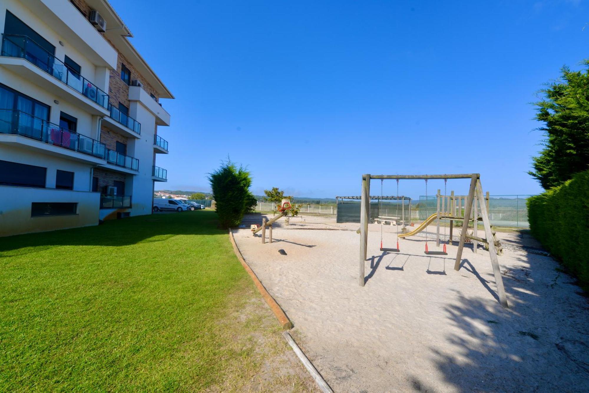 Pebble - 1 Bedroom Apartment Sleeps 5 With Pool & Tennis Court São Martinho do Porto Eksteriør bilde